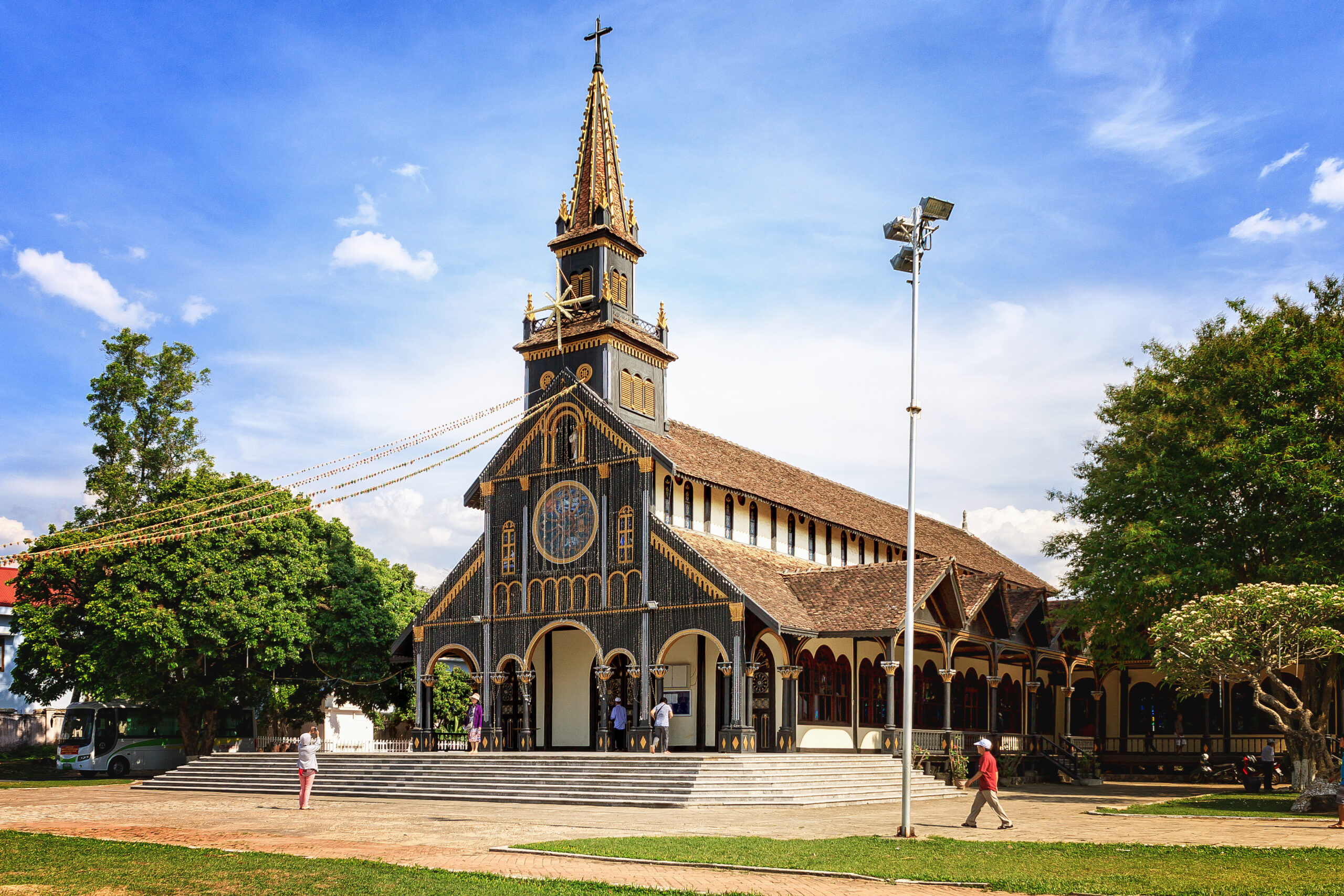 Nhà Thờ Gỗ Kon Tum